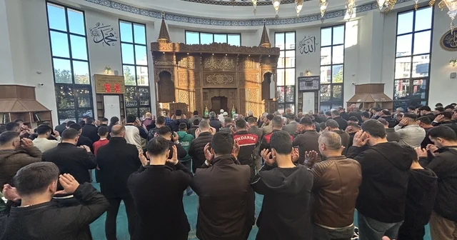 Van da Kurban Bayramı namazı coşkusu Vanlılar bayram namazı için camilere akın etti Van Haberleri