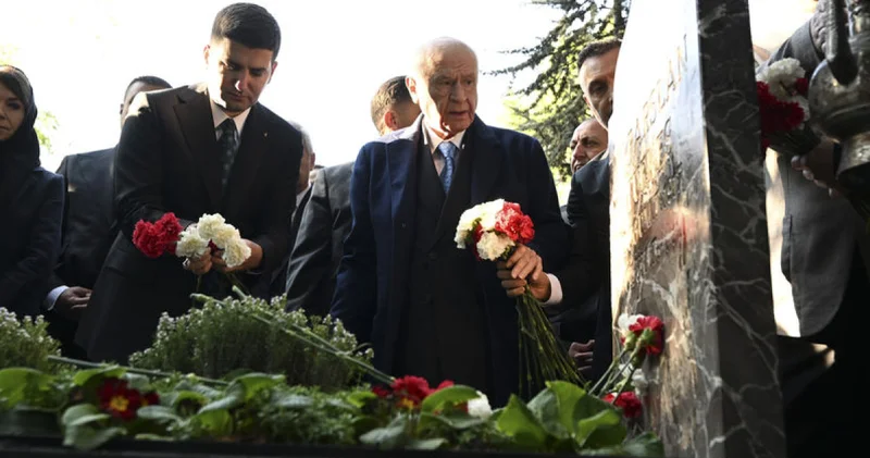 Bahçeli, Alparslan Türkeş in kabrini ziyaret etti Son dakika haberleri