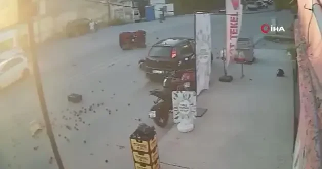 Otomobille, motorun çarpışma anı kameraya yansıdı
