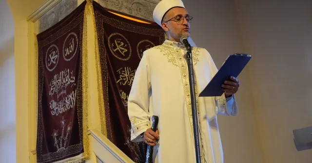 Sultan Abdülmecid in şifa bulduğuna inanılan camide 100 yıllık kılıçla bayram hutbesi Geleneği 100 yıllık Osmanlı tören kılıcıyla yaşatıyorlar Kocaeli Haberleri