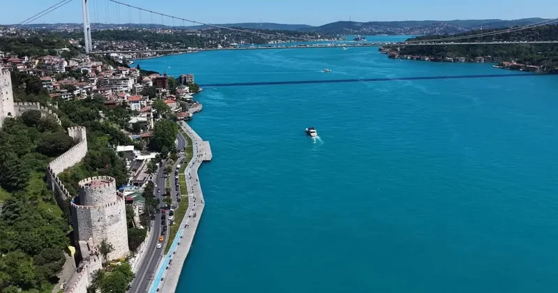 İstanbul Boğazı turkuaz renge büründü