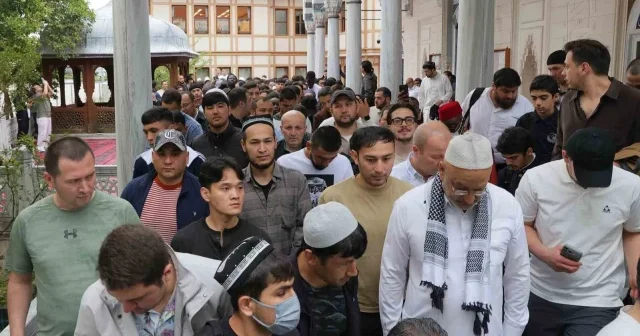 Tokyo Camii’nde bayram namazı 3 kez kılındı VİDEO İZLE