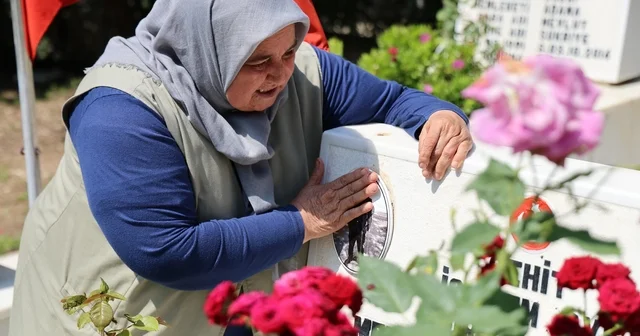 Şehit annesi: Yaşıyor muyum yaşamıyor muyum bilmiyorum Adana da Kurban Bayramı nın ilk günü şehit aileleri yakınlarının kabirlerini ziyaret etti Adana Haberleri