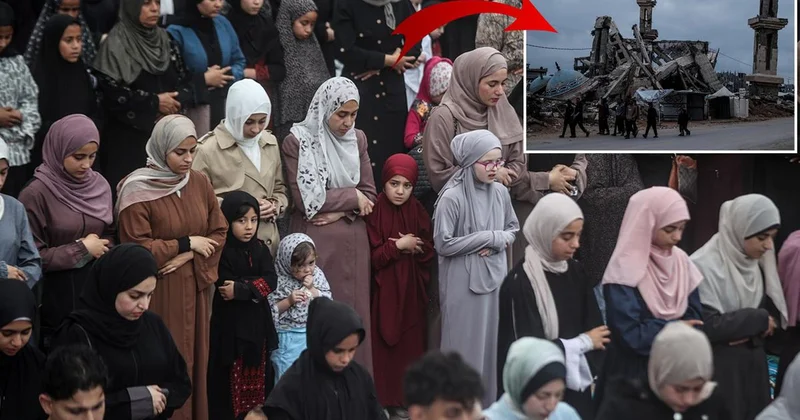 Gazze de bayram namazı yıkılan camilerin enkazında kılındı