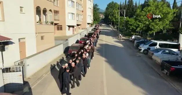60 yıldır süren gelenek: Bayramlaşmada 1 kilometrelik kuyruk oluştu
