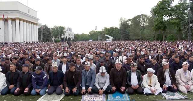 Kırgızistan’da bayram coşkusu meydanlara taştı: Cumhurbaşkanı Caparov halkla saf tuttu VİDEO İZLE