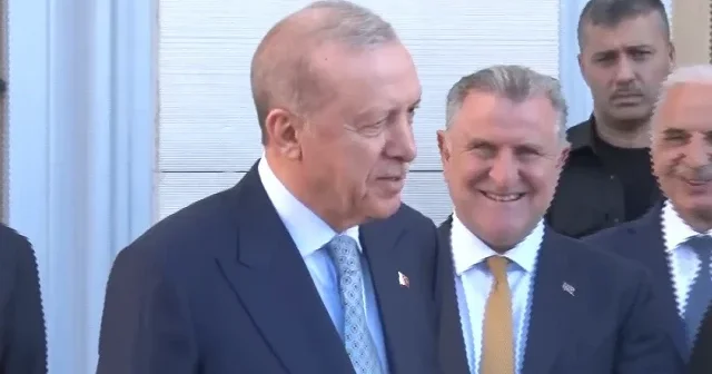 Çamlıca Camii önünde Cumhurbaşkanı Erdoğan dan neşeli simit sohbeti: Rize nin yeri apayrı VİDEO İZLE