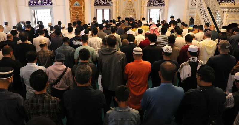 Tokyo da bayram coşkusu taştı! Cemaat avluya sığmadı, namaz 3 kere kılındı