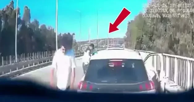 İzmir’de yakıtı biten araca yardım eden jandarmaya TIR çarptı!