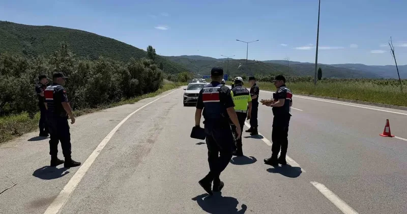 Jandarmadan durdurduğu sürücülere ceza yerine çikolata