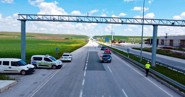 Çorum da bayram tatili için yola çıkan sürücülere leblebi ikramı Çorum Haberleri