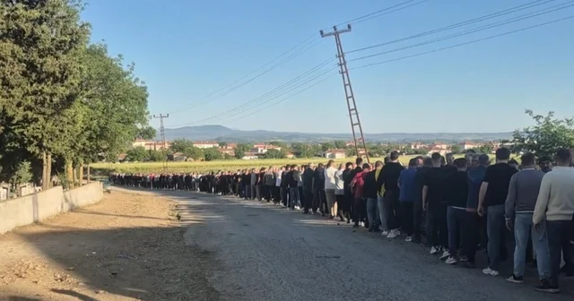 Beldede 90 yıllık bayramlaşma geleneği; metrelerce kuyruk oluştu Edirne Haberleri