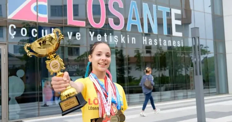 Lösemiyi yendi, dünya şampiyonu oldu! 13 yaşında bir ilk başardı