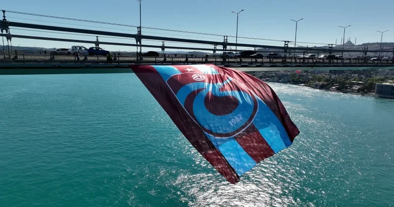 Kupa şampiyonu Trabzonspor un bayrağı İstanbul da köprüye asıldı Futbol Haberleri
