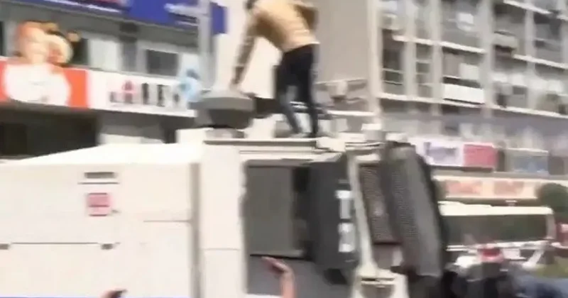 İzmir de TOMA ya çıkıp tekmelemişti: O şüpheli tutuklandı