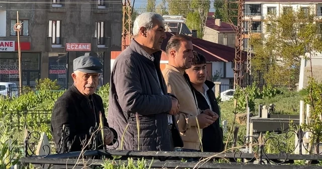 Yüksekova da vatandaşlar bayram namazı sonrası mezarlıklara akın etti Hakkari Haberleri
