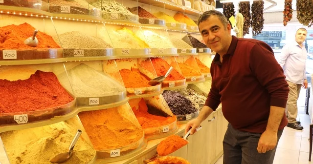 Kayseri de bayramda geleneksel yöntemle yapılacak sucuk için baharatçılarda yoğunluk Kayseri Haberleri