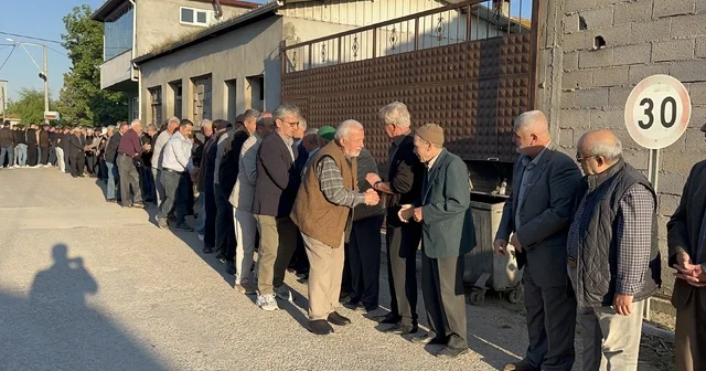 Bu kuyruğun sonu görülmedi Bayramlaşma kuyruğu uzadıkça uzadı Bursa Haberleri