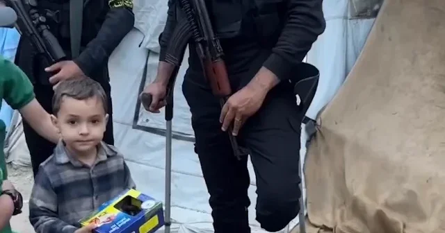 Gazze’de bayram sabahı: Kudüs Tugayları çocuklara hediye ve ikramlarda bulundu VİDEO İZLE