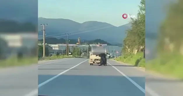 Kurbanlığı araçtan sarkıtıp kilometrelerce sürükledi