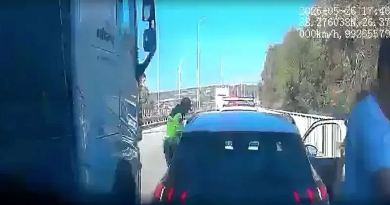 TIR’ın çarptığı uzman çavuş yaralandı; kaza kamerada