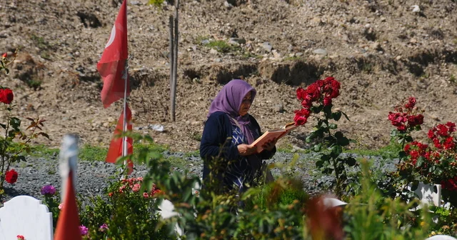 Hatay da deprem şehitliğinde buruk bayram Hatay Haberleri