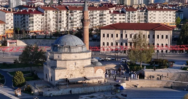 Yöresel kıyafetleriyle tarihi camide bayram namazı kıldılar Sivas Haberleri