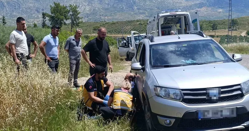 Devrilen traktörden kabin sayesinde yaralı kurtuldu