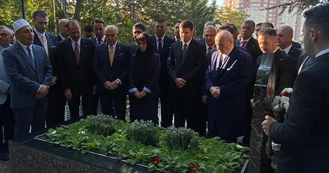 Devlet Bahçeli, Türkeş in mezarını ziyaret etti
