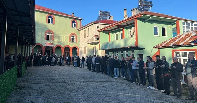 Ordu da metrelerce kuyruk oluştu: Camiden çıkanlar sıraya girdi