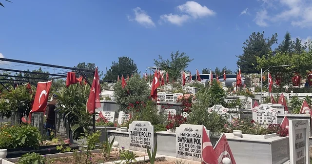 Osmaniye deprem şehitliğinde hüzünlü bayram 6 Şubat ı herkes unutabilir ama ben unutamam Osmaniye Haberleri