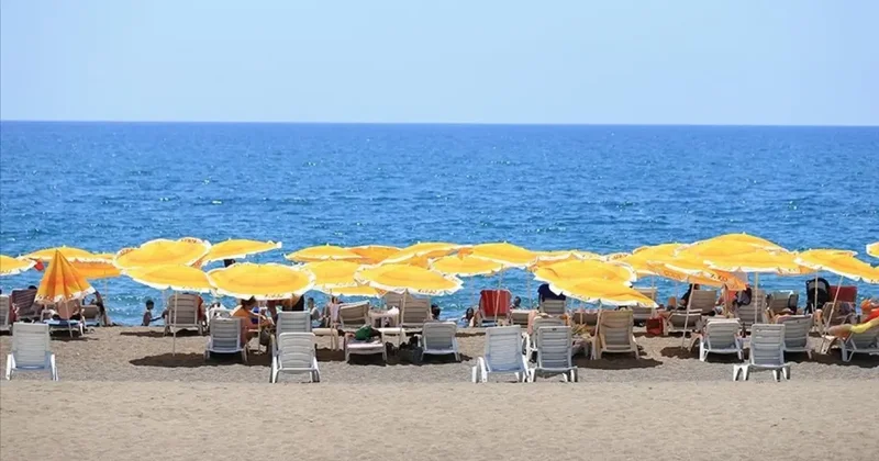 Antalya sahillerinde Kurban Bayramı nın ilk gününde yoğunluk yaşanıyor