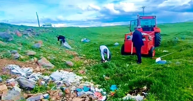 Kars ta muhtarlar el ele verdi, köy girişlerindeki çöpleri temizledi Kars Haberleri