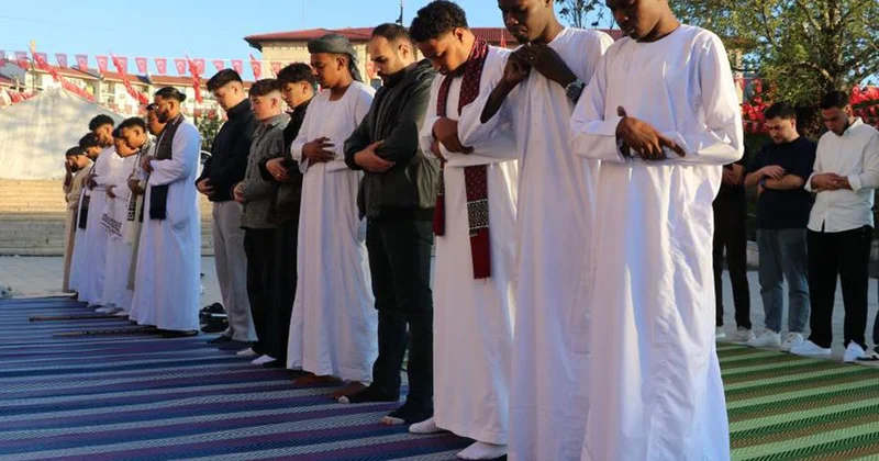 Kale Camii nde Bayram Coşkusu