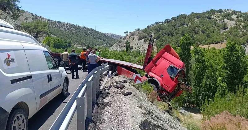 Malatya’da çekici bariyerlere çarparak askıda kaldı