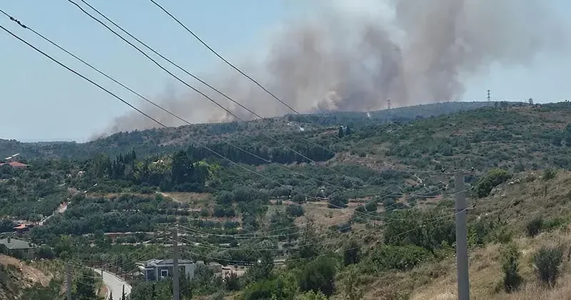 Çeşme’de çöplükte çıkan yangın, makilik alana sıçradı