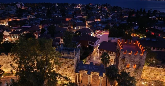 Antalya nın tarihi kapısı aydınlatıldı Kaleiçi ne açılan simge kapı ile bağlı olduğu kule ve surlar ışıklandırıldı Antalya Haberleri Habertürk Yerel Haberler