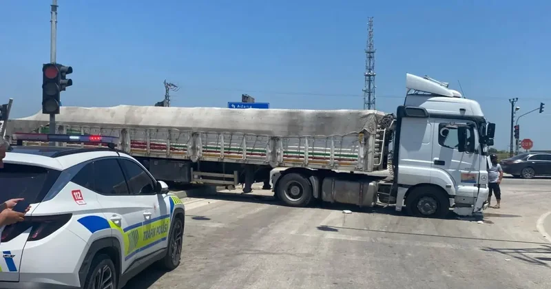 Adana da tırın iki otomobile çarpması sonucu 5 kişi yaralandı