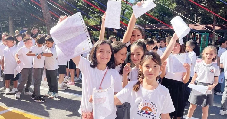 Okullarda karne sevinci... ‘18 milyon’un tatili başladı