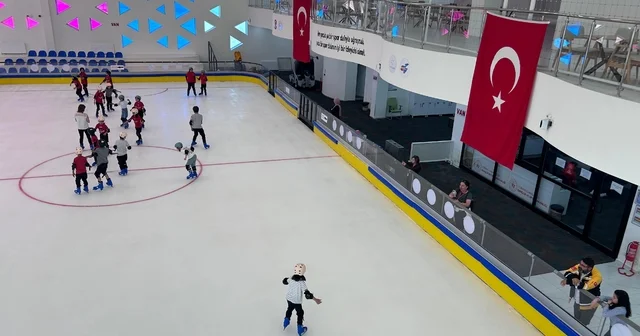 Van da 30 derece sıcaklıkta buz pateni keyfi Van da çocuklar kavurucu sıcakta buz pistinde serinliyor Van Haberleri Habertürk Yerel Haberler