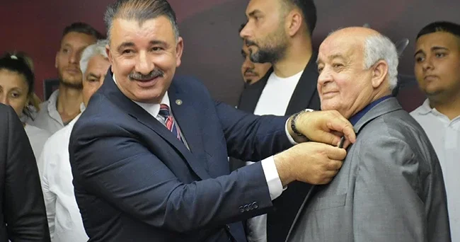 İzmir de AK Parti ye katılan yeni üyelere rozet takıldı