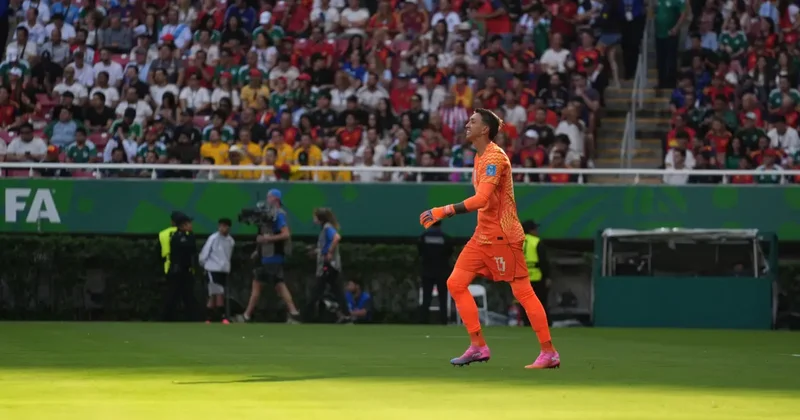 Muslera nın rekor gecesi kabusa döndü! Ülkesini yaktı, oyundan alındı