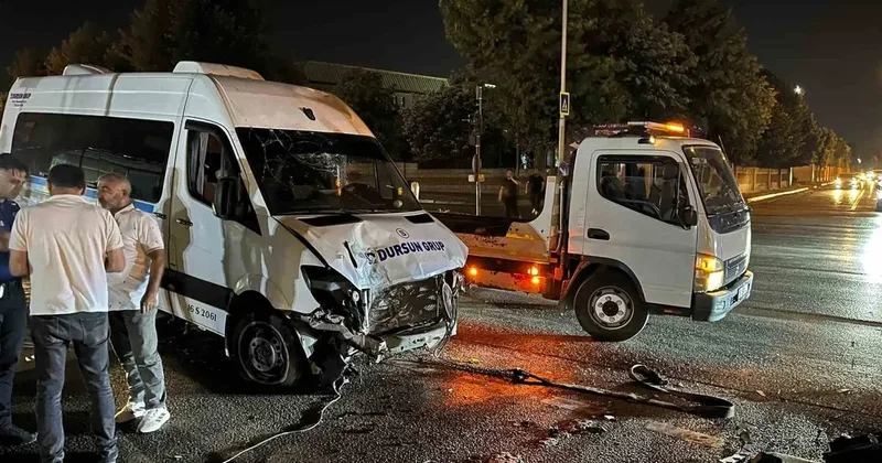 Bursa’da servis minibüsü refüje çıktı: 1 yaralı