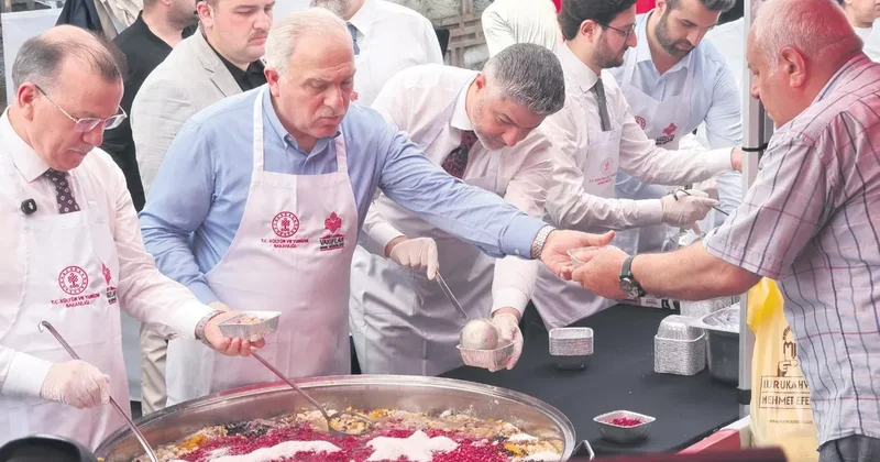 Aşure bereketi paylaşıldı