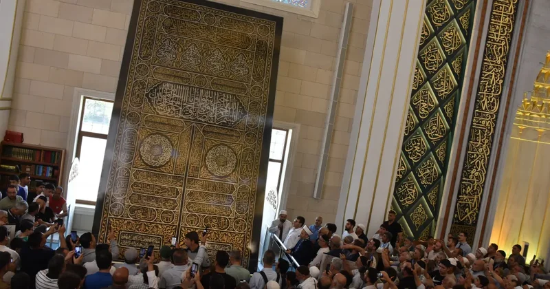 Kabe nin kapı örtüsü Millet Cami ve Külliyesi’nde sergileniyor