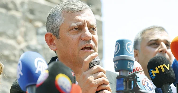 Özgür Özel: Binaları bıraktık yürüyoruz