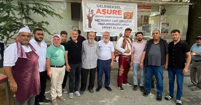 Cemaat ve esnaflar imece usulü ile hazırladığı 2 bin kap aşureyi dağıttı Afyonkarahisar Haberleri Habertürk Yerel Haberler
