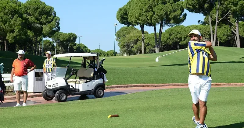 Üç kulübün taraftarı golf sahasında dostluk için buluştu