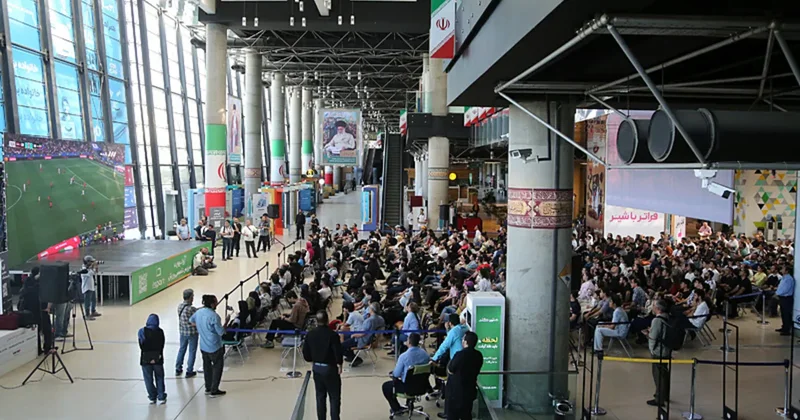 İranlılar milli takımın Dünya Kupası ndaki üçüncü maçını da Tahran daki mekanlarda topluca izledi