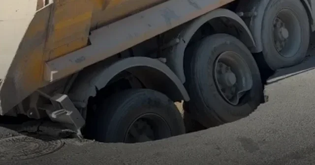 Beylikdüzü nde yol kamyonun ağırlığına dayanamadı: Kum yüklü araç asfalta saplandı VİDEO İZLE